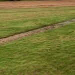 Tractor met landbouwmachine op een grasveld