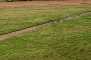 Tractor met landbouwmachine op een grasveld