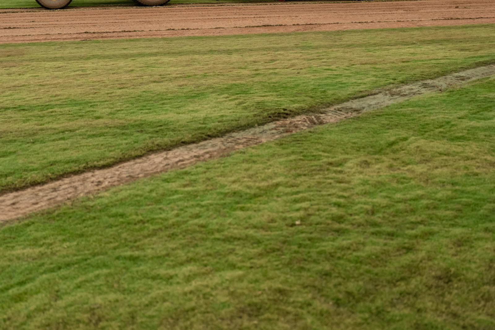 Tractor met landbouwmachine op een grasveld
